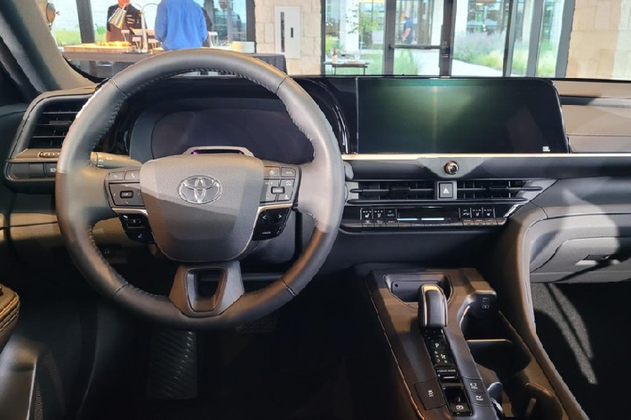 Nếu như thiết kế ngoại thất của Crown Crossover 2023 gây tranh cãi không ít thì nội thất lại cuốn hút hơn với vô lăng 3 chấu, bảng đồng hồ kỹ thuật số 12,3 inch và màn hình cảm ứng 12,3 inch, phục vụ hệ thống thông tin giải trí Toyota Audio Multimedia. Màn hình này hỗ trợ hệ thống định vị dựa trên đám mây, nâng cấp phần mềm qua WiFi và trợ lý ảo với câu lệnh "Hey, Toyota".