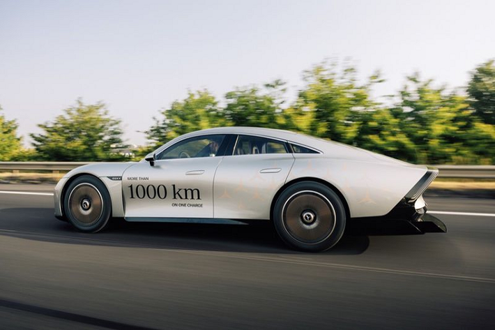 Theo các số liệu thống kê, Mercedes-Benz Vision EQXX có mức tiêu thụ điện là 8,3 kWh cho 100 km. Tốc độ trung bình đạt 83 km/h. Vision EQXX được trang bị một động cơ điện công suất 241 mã lực. Xe có trọng lượng không tải là 1,755 kg.