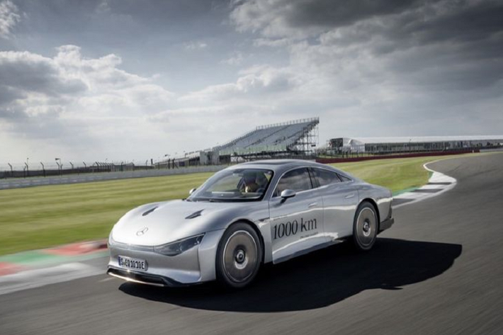 Hãng xe sang Đức vừa công bố kết quả chạy thử của Mercedes-Benz Vision EQXX 2022 mới phiên bản nâng cấp động cơ. Theo đó, chiếc xe đã đi được 1.202 km chỉ trong một lần sạc.