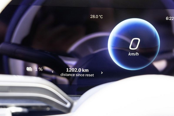 Thông số cụ thể về viên pin được trang bị của Mercedes-Benz Vision EQXX hạng sang không được công bố, tuy nhiên hãng cũng cho biết chiếc xe sở hữu bộ pin có dung lượng nhỏ hơn 100 kWh và có mật độ năng lượng ít hơn 50% và nhẹ hơn 30% so với bộ pin ở xe EQS.