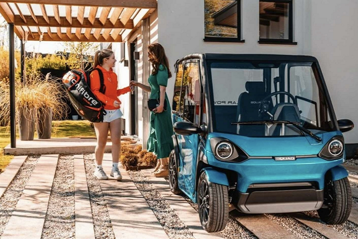 Sau ba năm phát triển, ngày 16/5, trên trang chủ Squad Mobility đã chính thức công bố Squad Solar City - một loại xe điện mặt trời (SEV) hai chỗ ngồi có thể lái ở một số quốc gia EU mà không cần bằng lái xe. Squad Solar City 2023 mới là một công ty khởi nghiệp của Hà Lan được thành lập bởi hai cựu nhân viên của Lightyear là Robert Hoevers và Chris Klok với mục tiêu là sản xuất ra những chiếc xe điện nhỏ gọn và mức giá phù hợp cho tất cả mọi người.