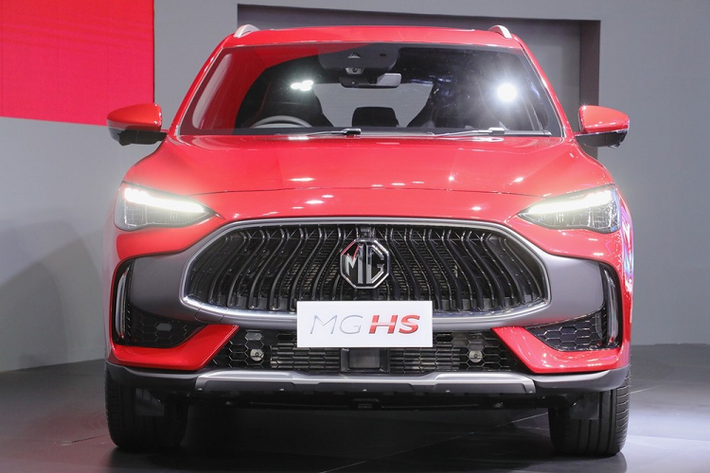 Cụ thể, MG HS 2022 được trang bị hệ thống phát hiện điểm mù, cảnh báo phương tiện cắt ngang khi lùi, cảnh báo va chạm khi mở cửa, hỗ trợ chuyển làn đường, cảnh báo/ngăn chệch làn đường, hỗ trợ giữ làn đường, hệ thống kiểm soát hành trình thích ứng, hỗ trợ lái xe khi tắc đường, ngăn va chạm phía trước, đèn pha thông minh và phanh khẩn cấp tự động.