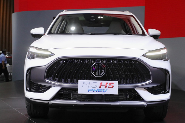 Trên đầu xe, MG HS 2022 của Trung Quốc được trang bị lưới tản nhiệt cỡ lớn, đi kèm các nan nằm dọc sơn màu đen bóng và uốn lượn mềm mại theo phong cách thác nước. Tuy nhiên, theo đánh giá của nhiều người, lưới tản nhiệt này khá giống với xe Maserati và Aston Martin.