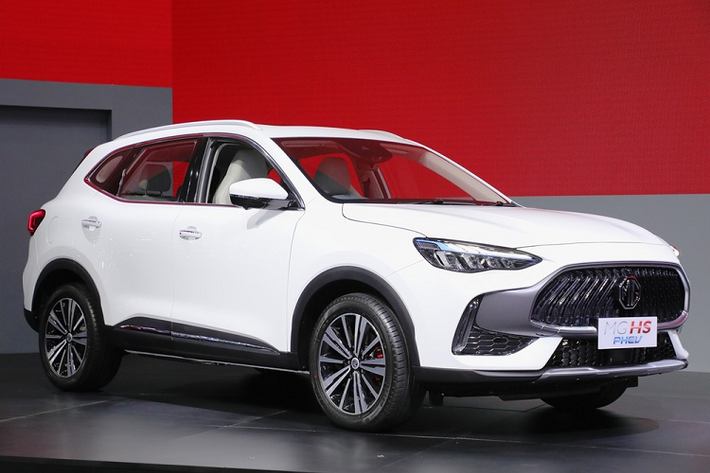Điểm nhấn tiếp theo của MG HS 2022 nằm ở hệ thống thông tin giải trí với màn hình cảm ứng 10 inch, tính năng Digital Key dùng điện thoại thông minh thay cho khóa xe và hệ thống âm thanh 6 loa. Bản cao cấp của mẫu SUV cỡ C này còn có gói công nghệ an toàn Advanced Synchronized Protection System, bao gồm 26 hệ thống khác nhau. Trong đó, có 14 hệ thống có tác dụng ngăn va chạm và 12 hệ thống hỗ trợ người lái Advanced Driver Assistance System (ADAS).