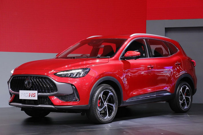 Trước thềm triển lãm Bangkok International Motor Show 2022, thương hiệu MG của Trung Quốc đã chính thức giới thiệu phiên bản nâng cấp của dòng xe HS với khách hàng Thái Lan. Đúng như thông tin từ trước đó, MG HS 2022 mới chính là mẫu xe Linghang hay Pilot đã ra mắt Trung Quốc từ năm ngoái. Ở phiên bản 2022, MG HS được áp dụng ngôn ngữ thiết kế mới, tương tự mẫu sedan cỡ nhỏ MG5.