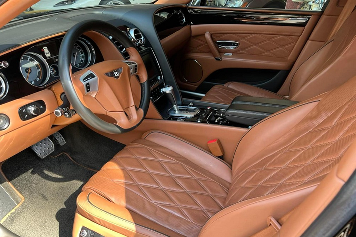 Đơn vị đang rao bán chiếc xe siêu sang Bentley Flying Spur thế hệ thứ 2 mang biển siêu khủng tứ quý 6 cho biết xe thuộc đời 2015, được nhập khẩu từ Mỹ nhưng không cho biết quãng đường xe đã chạy được bao nhiêu km cũng như giá thách cưới.