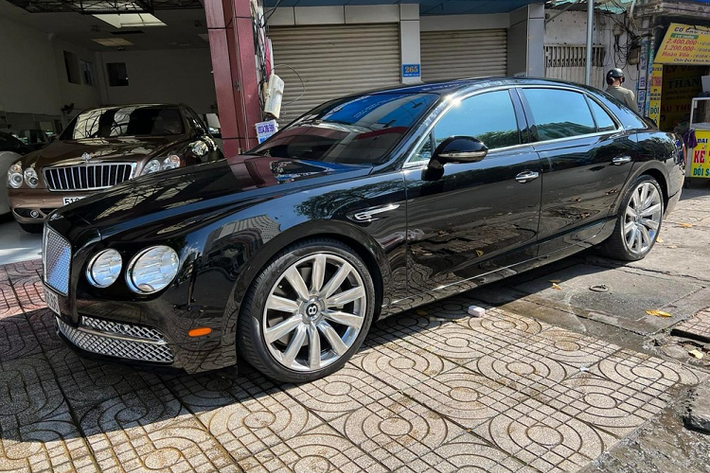 Có khá nhiều chiếc xe siêu sang Bentley Flying Spur sau 1 thời gian dài lăn bánh đã được chủ nhân bán lại để tìm kiếm những cô "vợ" mới hấp dẫn hơn. Đây cũng chính là cơ hội cho những người thích mua xe đã qua sử dụng có thể giảm bớt khá nhiều chi phí so với việc mua xe mới. Và nếu chiếc xe đó còn mang biển siêu đẹp như tứ quý hoặc ngũ quý, cơ hội "bay trong 1 nốt nhạc" là điều không quá khó hiểu.