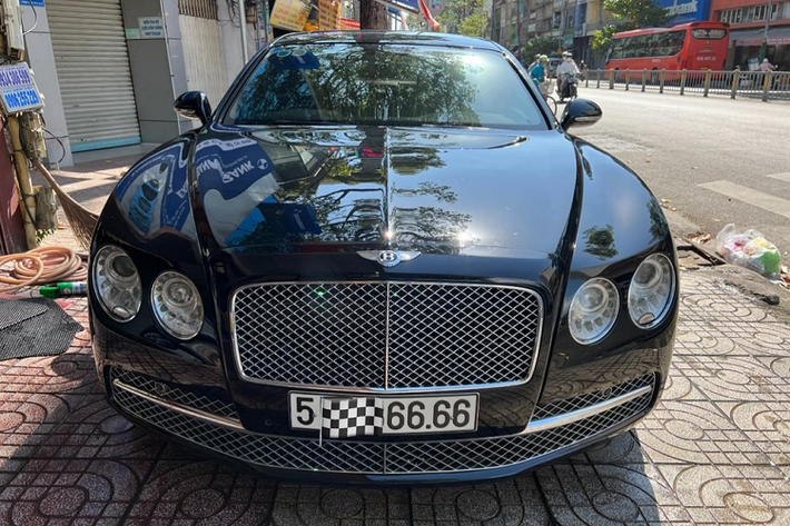 Kế đến, chiếc biển số tứ quý 6 của xe thật sự khiến người ta không khỏi trầm trồ và thích thú muốn mang về để sưu tầm. Hiện chưa rõ chiếc xe siêu sang Bentley Flying Spur biển tứ quý 6 này có giá bán lại bao nhiêu nhưng đang nhận được không ít sự quan tâm của đại gia chơi xe và cả các showroom xe sang khác.