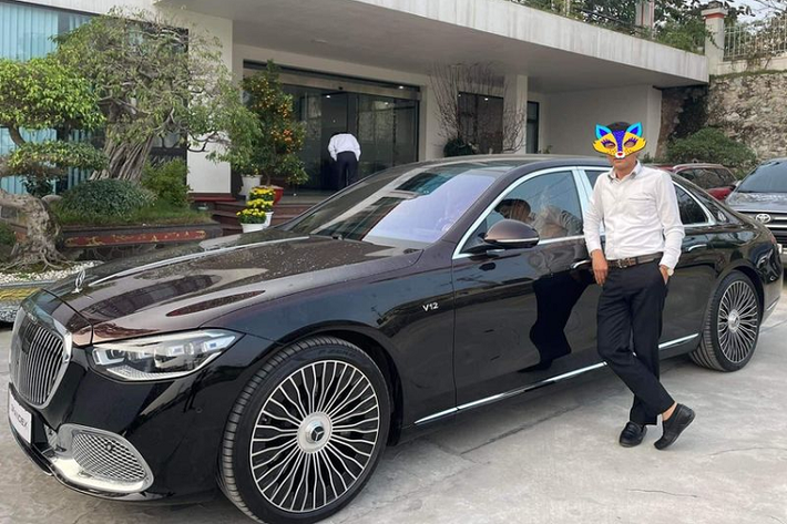 Chiếc Mercedes-Maybach S680 2022 ra biển trắng đầu tiên tại Việt Nam có ngoại thất sơn 2 màu độc đáo, gồm màu đỏ mận ở nửa trên và màu đen ở nửa dưới. Đi kèm là rất nhiều chi tiết mạ crôm sáng bóng và bộ mâm đa chấu kép đặc trưng của dòng S680 Maybach 2022.