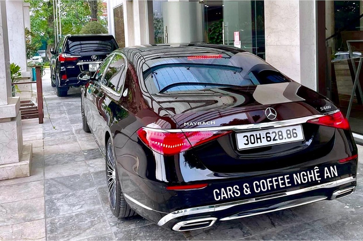 Mẫu sedan siêu sang có thể tăng tốc từ 0 - 100 km/h trong 4,4 giây, đạt tốc độ tối đa 209 km/h. Với mức giá lăn bánh Mercedes-Maybach S680 2022 tới hơn 30 tỷ đồng tại Hà Nội, đây hiện là chiếc S680 đầu tiên và duy nhất tính tới thời điểm hiện tại được ra biển trắng.