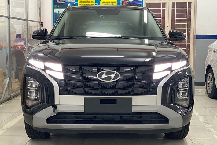 Mới đây Hyundai Creta 2022 bản cao cấp đã được đưa về đại lý. Phiên bản này được chốt giá bán lẻ đề xuất là 730 triệu đồng, hiện đang rẻ hơn 29 triệu so với đối thủ trực tiếp là Kia Seltos. Nhìn từ bên ngoài, ngoại thất bản Cao cấp của Hyundai Creta sẽ không khác gì bản Đặc biệt tầm trung có giá 670 triệu đồng.