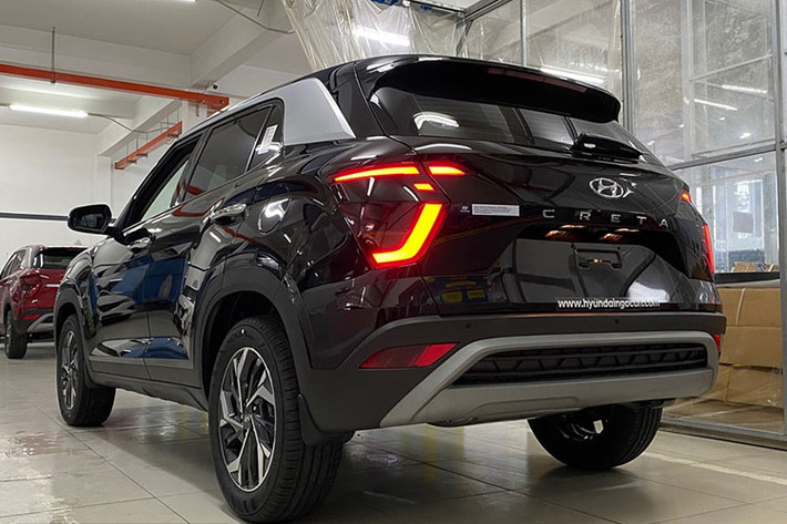 Cụ thể, xe Hyundai Creta 2022 tại Việt Nam vẫn được trang bị hệ thống đèn LED, mâm hợp kim 17 inch, gương chiếu hậu chỉnh/gập điện cũng như ăng ten vây cá. Điểm khác biệt duy nhất nằm ở tông màu ngoại thất bởi khác với 2 bản thấp hơn, khi mua bản Cao cấp của Creta, người dùng có thêm lựa chọn 2 tông màu là trắng/đen hoặc đỏ/đen.