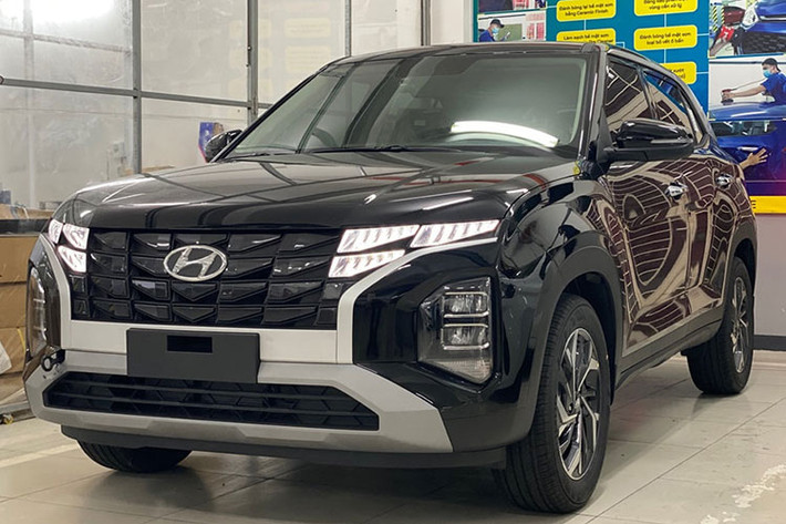 Với việc bổ sung thêm Hyundai Creta 2022 phiên bản cao cấp, mẫu xe này kỳ vọng sẽ thu hút được thêm nhiều khách hàng hơn dù rằng khuyết thiếu ghế lái chỉnh điện.