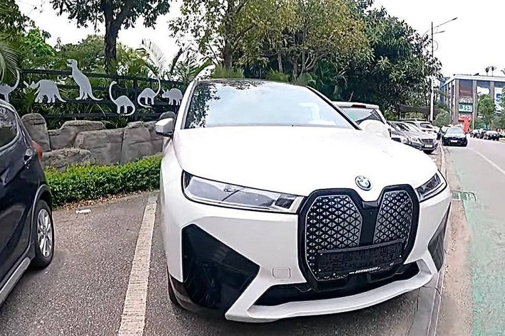 Mới đây, một đơn vị nhập khẩu tư nhân đã âm thầm đưa chiếc SUV thuần điện hiệu suất cao BMW iX đầu tiên tại Việt Nam. Được biết, xe mới về nước thuộc bản tiêu chuẩn xDrive40. Về diện mạo, BMW iX xDrive40 khá giống với các mẫu xe cao cấp hiện nay của BMW và cùng chiều dài cơ sở với X5, cao bằng X6 và mâm xe lớn ngang bánh của X7.