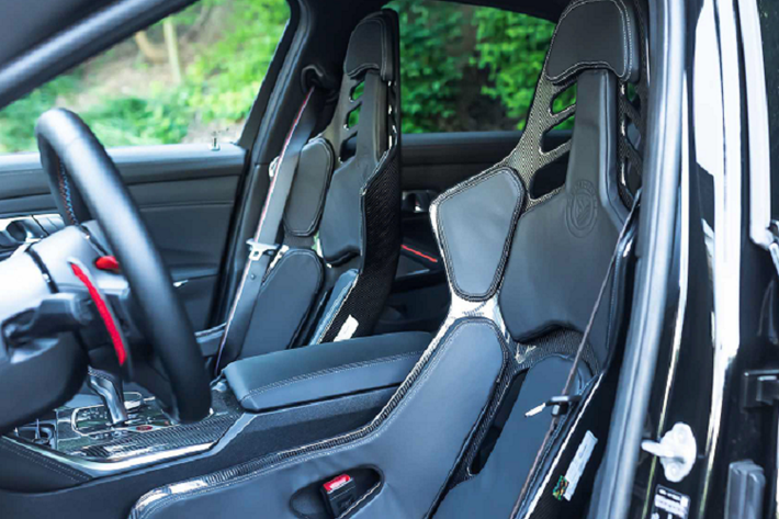 Thân xe có các bộ phận bằng carbon cho các chi tiết khí động học ở các góc trước, bên sườn xe, cánh gió sau và bộ khuếch tán. Chiếc sedan được trang bị bộ mâm sáu chấu kép, kích thước 20 inch.