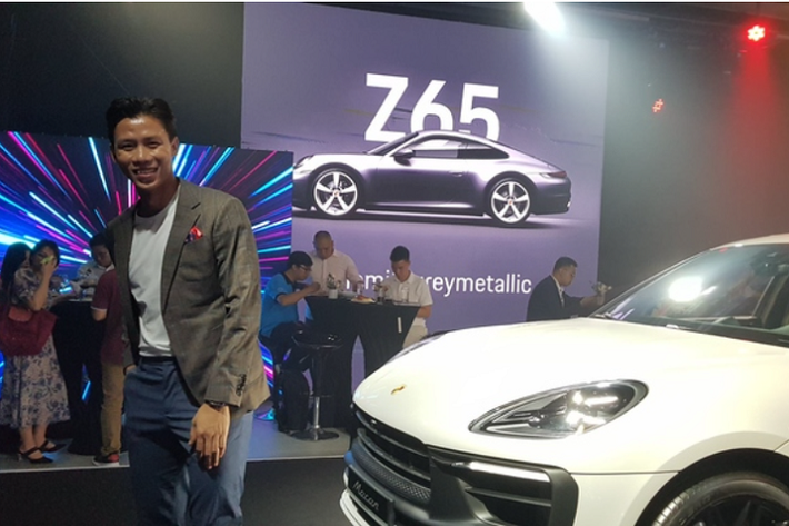 Chiếc Porsche Macan 2022 của Quế Ngọc Hải thuộc bản 2.0L nhưng không tiết lộ chính xác là bản Tiêu chuẩn (giá 2,99 tỷ đồng) hay bản Macan T (giá 3,23 tỷ đồng). Mức giá trên vẫn chưa bao gồm các tùy chọn thêm cũng như chi phí ra biển.