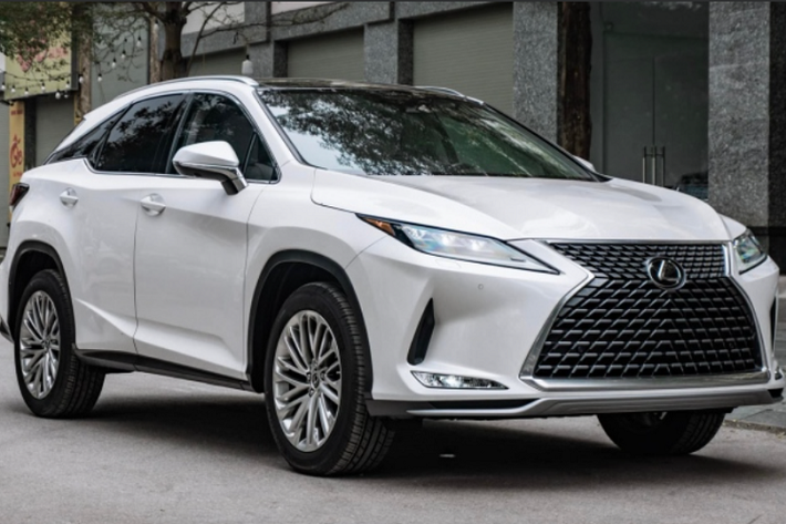 Sau mẫu RX450h F-Sport, đến lượt Lexus RX350 2022 mới được đưa về Việt Nam. Mẫu xe mang màu ngoại thất trắng với ngoại hình khá thon gọn, thiết kế RX350 2022 không khác biệt lớn với đời trước.