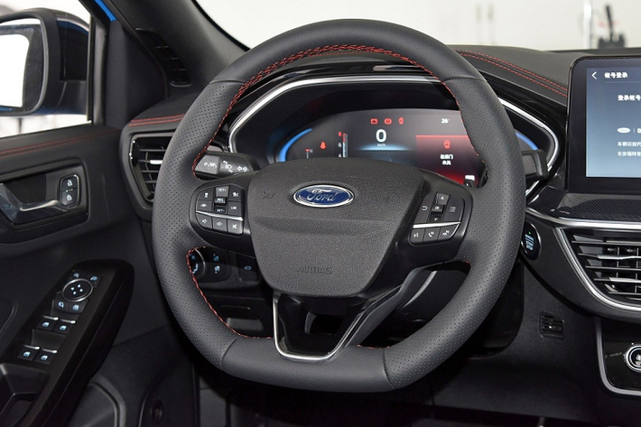 Bên trong Ford Focus 2022 là không gian nội thất có 3 cách phối màu, bao gồm đen tuyền, đen - cam và đen - đỏ. Trong đó, vô lăng, cần số, cụm điều khiển trung tâm và ghế đều được bọc da, trang trí bằng chỉ khâu màu đỏ nhằm tăng vẻ thể thao.