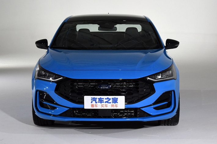 Ở phiên bản mới, Ford Focus thế hệ mới tiếp tục có 2 kiểu dáng sedan và hatchback. Dù ở kiểu dáng nào, xe cũng được cải tiến nhẹ trong thiết kế ngoại thất, trang bị nội thất và cả động cơ nhằm tăng sức cạnh tranh, lấy lại hào quang đã mất.