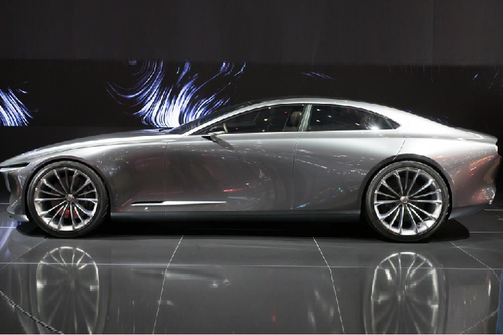 Vào năm 2017, hãng Mazda đã khiến người yêu xe và báo giới có phen xôn xao khi trình làng mẫu xe concept tuyệt đẹp mang tên Mazda Vision Coupe mới trong triển lãm Tokyo. Đây chính là mẫu xe đóng vai trò giới thiệu ngôn ngữ thiết kế Kodo mới của thương hiệu Mazda.