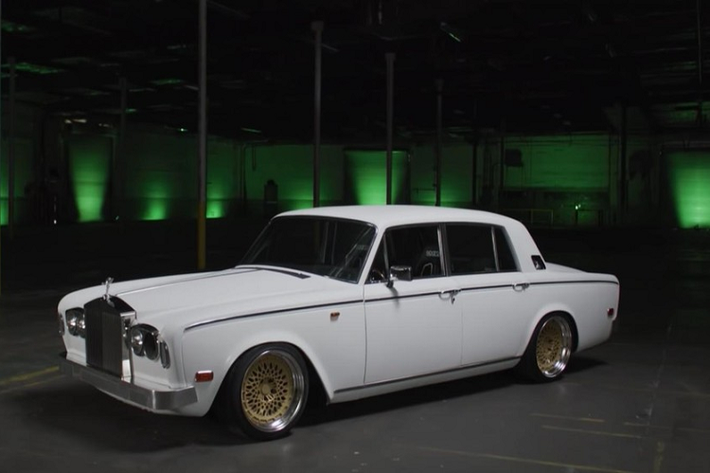 Rolls-Royce cổ điển là biểu tượng của sự sang trọng vì chúng là những chiếc xe gắn liền với những vị vua, những gia đình dòng dõi quý tộc lâu đời. Tuy nhiên, những gì đội ngũ kênh YouTube “Hoonigan” đã làm với chiếc Rolls-Royce Silver Shadow đời 1978 này là một sự biến đổi 360 độ thành một chiếc xe hiệu suất cao hiện đại với dáng vẻ cổ kính đẳng cấp.