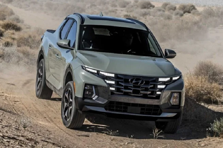 Về ngoại hình, Hyundai Santa Cruz sở hữu thiết kế đẹp mắt như Hyundai Tucson thế hệ mới. Phần đầu xe nổi bật với cụm lưới tản nhiệt cỡ lớn, kết hợp cụm đèn vô cùng ấn tượng.