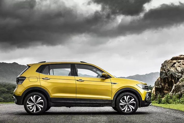 Tuy được định vị trong phân khúc SUV cỡ B nhưng Volkswagen T-Cross thua kém khá nhiều về kích thước so với những đối thủ như Kia Seltos (chiều dài 4.315 mm, chiều dài cơ sở 2.610 mm) hay Toyota Corolla Cross (chiều dài 4.460 mm, chiều dài cơ sở 2.640 mm). Thậm chí, kích thước của Volkswagen T-Cross chỉ nhỉnh hơn một chút so với những mẫu SUV hạng A như Kia Sonet (chiều dài 4.120 mm, chiều dài cơ sở 2.500 mm) và Toyota Raize (chiều dài 4.030 mm, chiều dài cơ sở 2.525 mm).