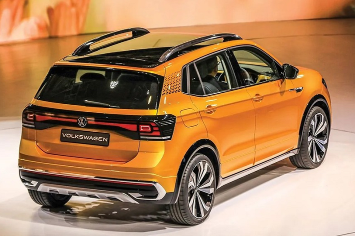 Sang tháng sau, Volkswagen T-Cross về Việt Nam như đối thủ mới dành cho Kia Seltos, Peugeot 2008, Honda HR-V, Toyota Corolla Cross và MG ZS. Được biết, Volkswagen T-Cross dành cho thị trường Việt Nam là xe nhập khẩu nguyên chiếc từ Ấn Độ. Tại thị trường Ấn Độ, mẫu SUV cỡ B này vốn được biết đến dưới cái tên Volkswagen Taigun.