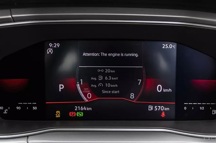 Bên trong Volkswagen T-Cross tại Ấn Độ có những trang bị đáng chú ý như màn hình thông tin giải trí dạng cảm ứng 10 inch, hỗ trợ Apple CarPlay/Android Auto không dây, bảng đồng hồ kỹ thuật số với màn hình 8 inch, cửa sổ trời chỉnh điện, hệ thống âm thanh 6 loa, tính năng làm mát ghế trước, hệ thống đèn viền nội thất, sạc điện thoại thông minh không dây và vô lăng tích hợp phím chức năng.