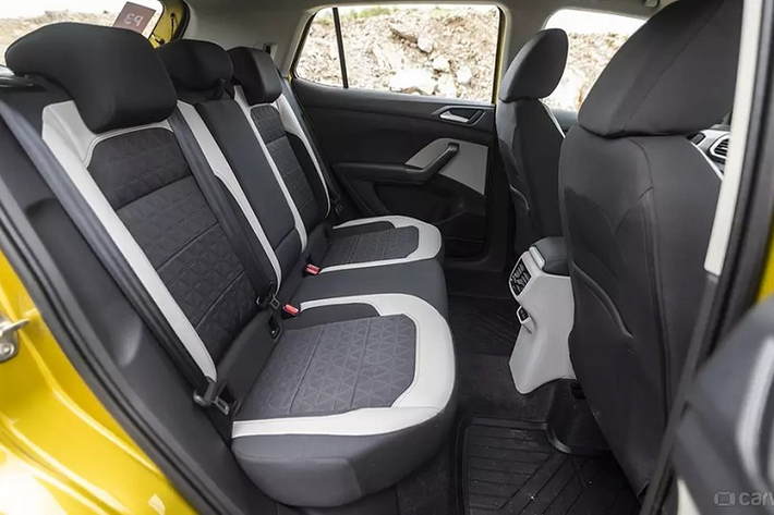 Hiện chưa có thông tin về trang bị của Volkswagen T-Cross tại Việt Nam. Trong khi đó, ở Ấn Độ, mẫu SUV hạng B này được trang bị đèn pha, đèn sương mù trước và đèn hậu LED. Thêm vào đó là baga nóc, tấm ốp gầm màu bạc dưới cản trước/sau, gương chiếu hậu tích hợp đèn báo rẽ, vành hợp kim 17 inch phối 2 màu và ăng-ten hình vây cá.