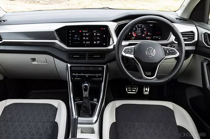 Như vậy, Volkswagen T-Cross tại Việt Nam không có hộp số sàn 6 cấp như Taigun ở Ấn Độ. Ngoài ra, mẫu xe này tại Ấn Độ còn có thêm một tùy chọn động cơ nữa là máy xăng 1.5L với công suất tối đa 150 mã lực và mô-men xoắn cực đại 250 Nm. Động cơ 1.5L kết hợp với hộp số sàn 6 cấp hoặc tự động ly hợp kép 7 cấp.