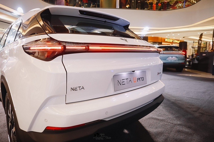 Bên sườn xe, mẫu SUV Trung Quốc này được trang bị đường dập gân nổi bật, kéo dài từ cửa trước đến đèn hậu. Bên dưới còn có bộ vành hợp kim 18 inch với thiết kế 5 chấu kép. Trong khi đó, các cột của xe đều được sơn màu đen, tạo hiệu ứng nóc "trôi nổi" cho mẫu SUV cỡ C này.