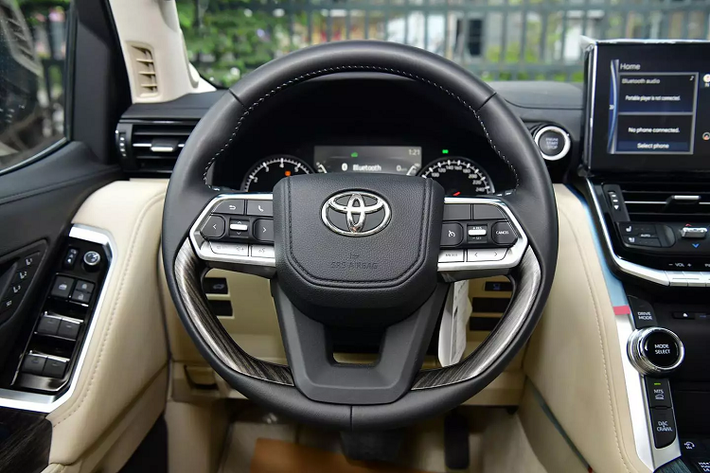 Hộp số là loại tự động 10 cấp cùng hệ thống hỗ trợ lái xe đa đị hình Multi-Terrain Select cùng các chế độ lái theo môi trường như Dirt, Sand, Mud, Deep Snow. Ngoài chất liệu da, Toyota Land Cruiser bản kỉ niệm được ốp gỗ màu trầm. Không gian bên trong xe mang màu trắng kem, đây là màu cơ bản ở Land Cruiser thế hệ mới.