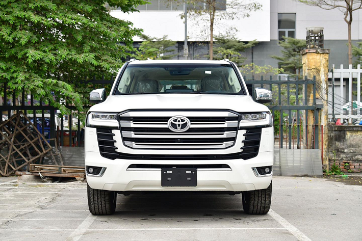 Toyota Land Cruiser thế hệ đầu tiên ra mắt vào năm 1951, do đó để phân biệt với bản thường, xe có thêm logo "70th Anniversary", hốc đèn sương mù có thêm ốp mạ chrome, bậc lên xuống và lưới tản nhiệt có thêm thanh nan sơn trắng đồng màu thân xe, cuối cùng là bộ vành 20 inch đa chấu.