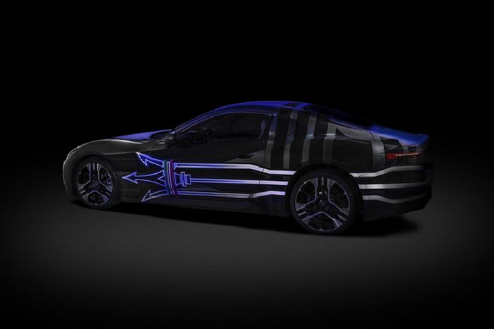 Maserati dự kiện sẽ tổ chức một sự kiện ra mắt đầy đủ vào năm 2023, nhưng những hình ảnh hé lộ mới có cung cấp cho chúng ta một cái nhìn thoáng qua về dáng vẻ của GranTurismo Folgore. Về cơ bản, nó vẫn áp dụng hình dạng GT quen thuộc với những đường nét thân vỏ uốn lượn mượt mà. Dĩ nhiên, vì ba bức ảnh vẫn cho thấy một chiếc xe bọc lớp vỏ ngụy trang bị che khuất trong bóng tối, nên chúng ta không thể nhìn rõ từng chi tiết cụ thể.