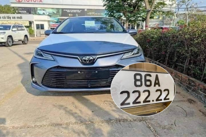 Mới đây, một chiếc Toyota Corolla Altis biển ngũ quý 2 (86A-222.22) ở Bình Thuận đã thu hút sự chú ý của cộng đồng mạng. Xe thuộc bản 1.8G có niêm yết 719 triệu đồng, thêm chi phí lăn bánh là rơi vào khoảng 850 triệu đồng.