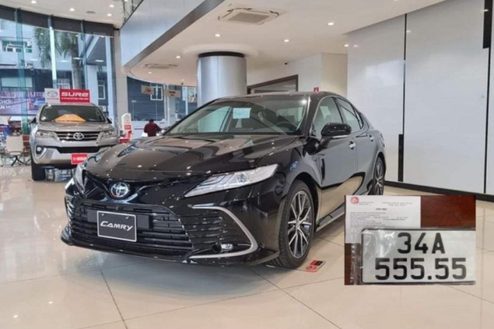 Mới đây, chiếc Toyota Camry thế hệ mới đã được chủ nhân tại Hải Dương may mắn bốc trúng biển số 34A-555.55 hay còn được giới mê số gọi là biển "ngũ quý 5". Theo nhiều người chơi xe biển đẹp cho hay - tấm biển số này đã giúp giá trị của chiếc sedan hạng D tăng gấp vài lần.