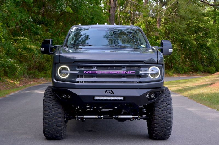 MegaBronc là kết quả của quá trình độ siêu bán tải Ford F-250 Super Duty Crew Cab Laries 2021 theo phong cách Ford Bronco.
