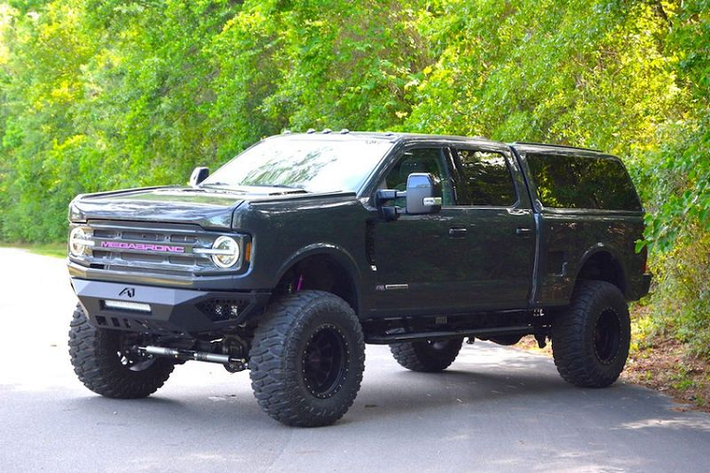 MegaRexx là một hãng độ danh tiếng có trụ sở tại Bắc Carolina (Mỹ). Sau khi ra mắt MegaRaptor dựa trên Super-Duty vào mùa hè năm ngoái, mới đây hãng độ này đã trình làng tác phẩm mới nhất của mình mang tên Ford F-250 MegaBronc 2022 mới.