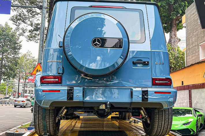 Mới đây nhất, hình ảnh một chiếc SUV hạng sang Mercedes-AMG G63 nằm trên xe cứu hộ xuất hiện tại 1 công ty chuyên bán siêu xe ở TP HCM đã nhận được sự quan tâm không nhỏ của giới nhà giàu Việt. Nếu chiếc xe Mercedes-AMG G63 này có phối màu ngoại thất là đen hay trắng như xe Mercedes-AMG G63 của Hiền Hồ chắc hẳn không thu hút sự chú ý đến vậy.