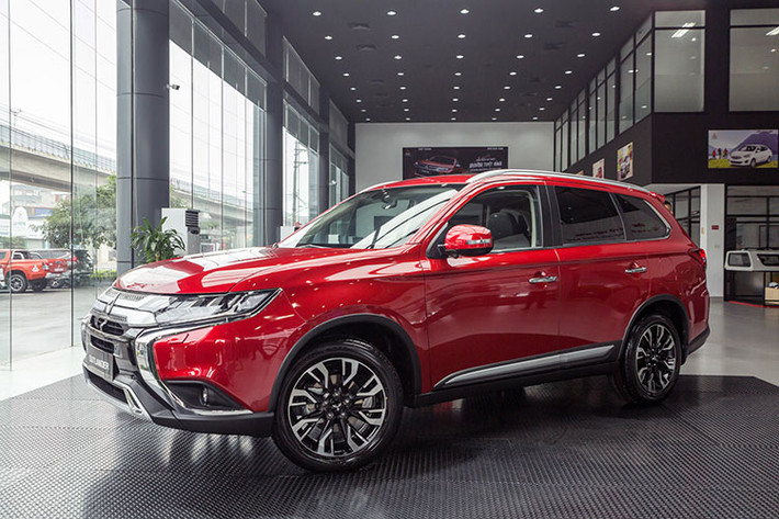 Khác với những hãng kể trên, Mitsubishi không giảm giá sản phẩm mà chỉ áp dụng ưu đãi về dịch vụ. Cụ thể, người dùng xe Mitsubishi đến bảo dưỡng sẽ được các đại lý kiểm tra xe miễn phí, giảm 20% đối với lọc dầu động cơ chính hãng và giảm giá 15% dầu nhớt động cơ chính hãng.