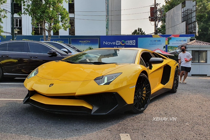 Một chi tiết đáng chú ý nữa trên chiếc Aventador SV Coupe này là bộ mâm 21 inch đa chấu thiết kế lạ mắt, sơn đen, kết hợp với hệ thống phanh gốm – carbon có cùm phanh sơn vàng nổi bật. Bên cạnh đó, xe đã được lên đời ống xả hiệu IPE, để cho ra âm thanh uy lực và đanh thép hơn.