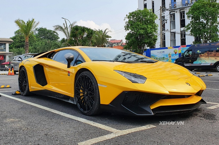 Gần đây, chiếc Lamborghini Aventador SV Coupe hàng hiếm này được dán decal 3 màu xanh, đen, vàng để dự sự kiện về bóng đá ở Cần Thơ, nhưng hiện đã tháo bỏ lớp decal để trở về màu vàng nguyên bản.