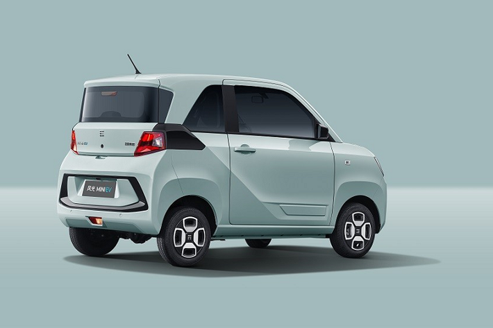 Nhìn chung, nội thất của Dongfeng FengGuang Mini EV trông cao cấp hơn so với Wuling Hongguang Mini EV dù giá bán ngang bằng nhau. "Trái tim" của Dongfeng FengGuang Mini EV là mô-tơ điện có công suất tối đa chỉ 34 mã lực. Hiện hãng Dongfeng chưa cung cấp thông tin về pin và phạm vi di chuyển của mẫu ô tô điện giá rẻ này.