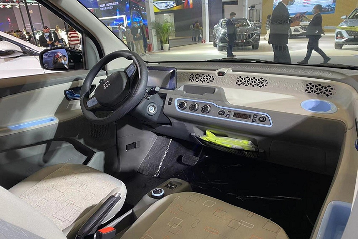 Bên ngoài, Dongfeng FengGuang Mini EV có thiết kế sườn xe và đuôi xe thẳng đứng giống Wuling Hongguang Mini EV. Ngay cả những đường dập gân trên chắn bùn trước, nẹp màu đen giữa 2 đèn pha và bộ vành cỡ nhỏ của Dongfeng FengGuang Mini EV cũng lấy cảm hứng từ Wuling Hongguang Mini EV.
