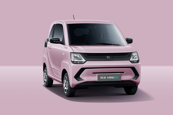 Trên mặt táp-lô còn có cửa gió điều hòa dạng lưới khá lạ mắt. Người dùng có thể chỉnh điều hòa thông qua phím trên vô lăng hoặc màn hình trung tâm.