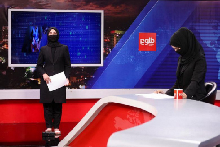 Hai nữ MC Sonia Niazi và Khatereh Ahmadi phải đeo mạng che mặt khi dẫn chương trình cho Đài truyền hình Tolo TV ở Thủ đô Kabul