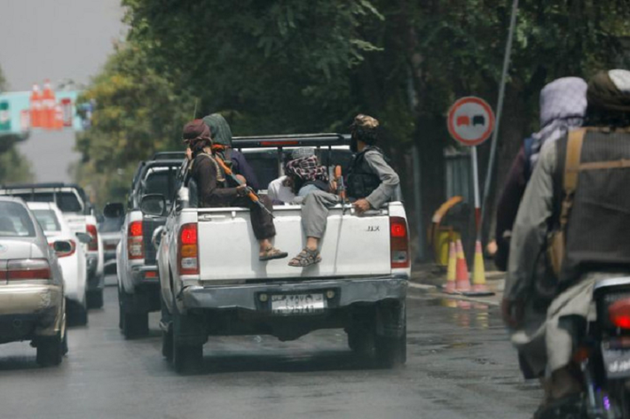 Lính Taliban chở 1 người đàn ông bị bắt giữ trên chiếc xe quân sự ở Thủ đô của Afghanistan
