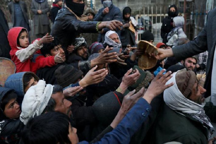 Cảnh phân phát bánh mì cho người dân nghèo ở Thủ đô của Afghanistan