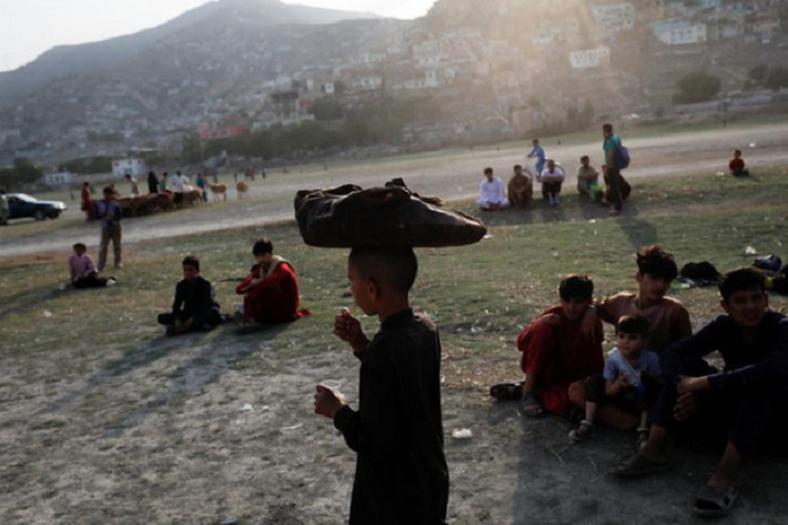 Một cậu bé bán hàng rong tại chợ gia súc ở Kabul